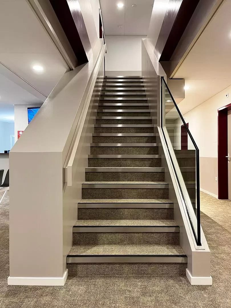 Treppe zur oberen Ebene 