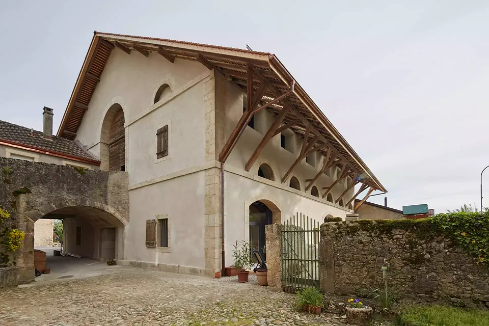 Façade pignon côté cour avec accès au pont de grange