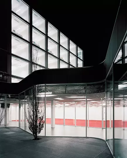 vue de nuit depuis la cour intérieure