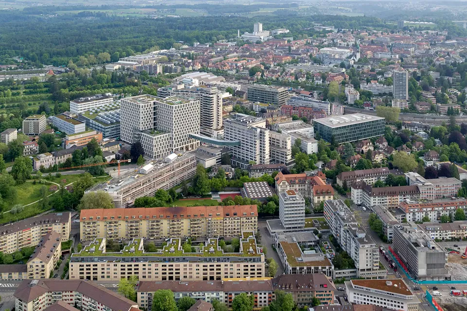 Die Insel in der Stadt: Blick von Süden auf das Areal des Inselspitals und den Neubau des Anna-Seiler-Hauses. Hinter dem Anna-Seiler-Haus von links nach rechts das INO (Intensivbehandlungs-, Notfall- und Operationszentrum), das Bettenhaus und die mit der