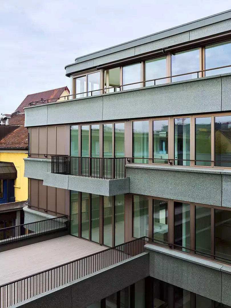 Die nach Westen orientierte, zerklüftete Gebäuderückseite umschliesst einen internen Hof.
