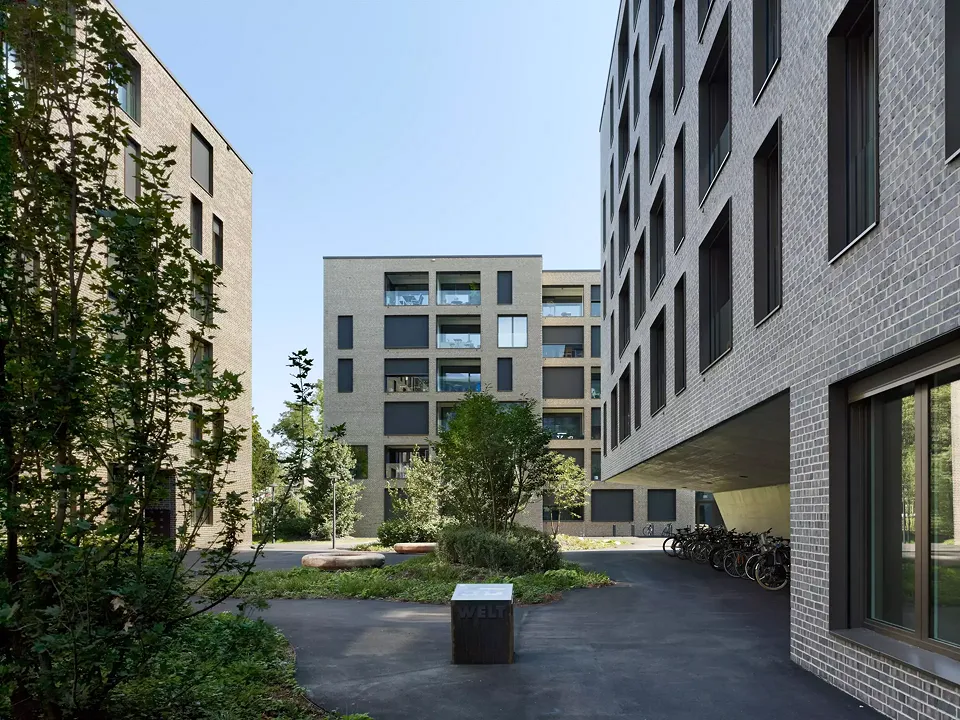 Der Hof zwischen den drei Häusern