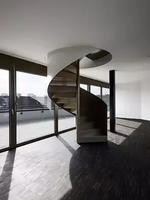 Wendeltreppe in einer Maisonettewohnung