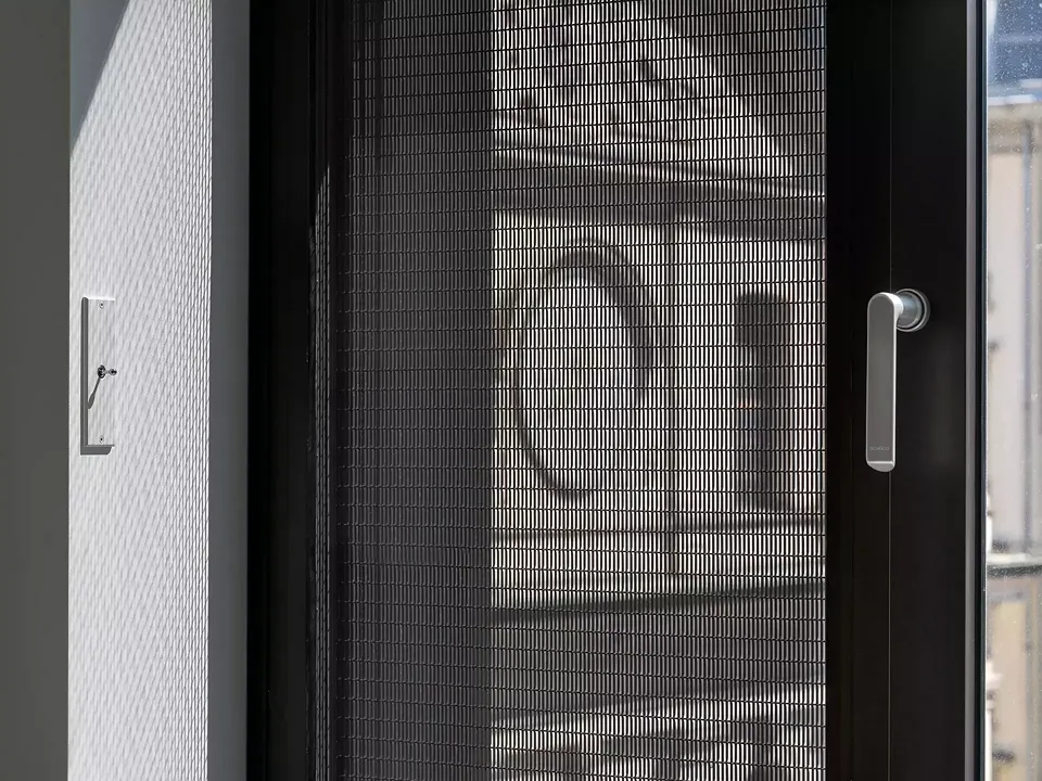 Vue rapprochée du verre avec grille métallique
