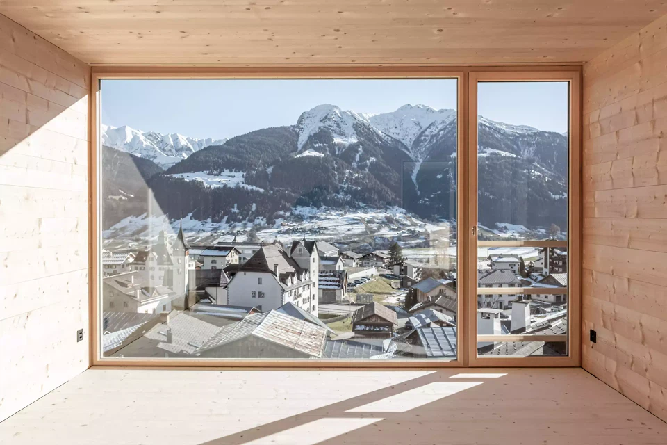 Panorama auf Berge und Dorf