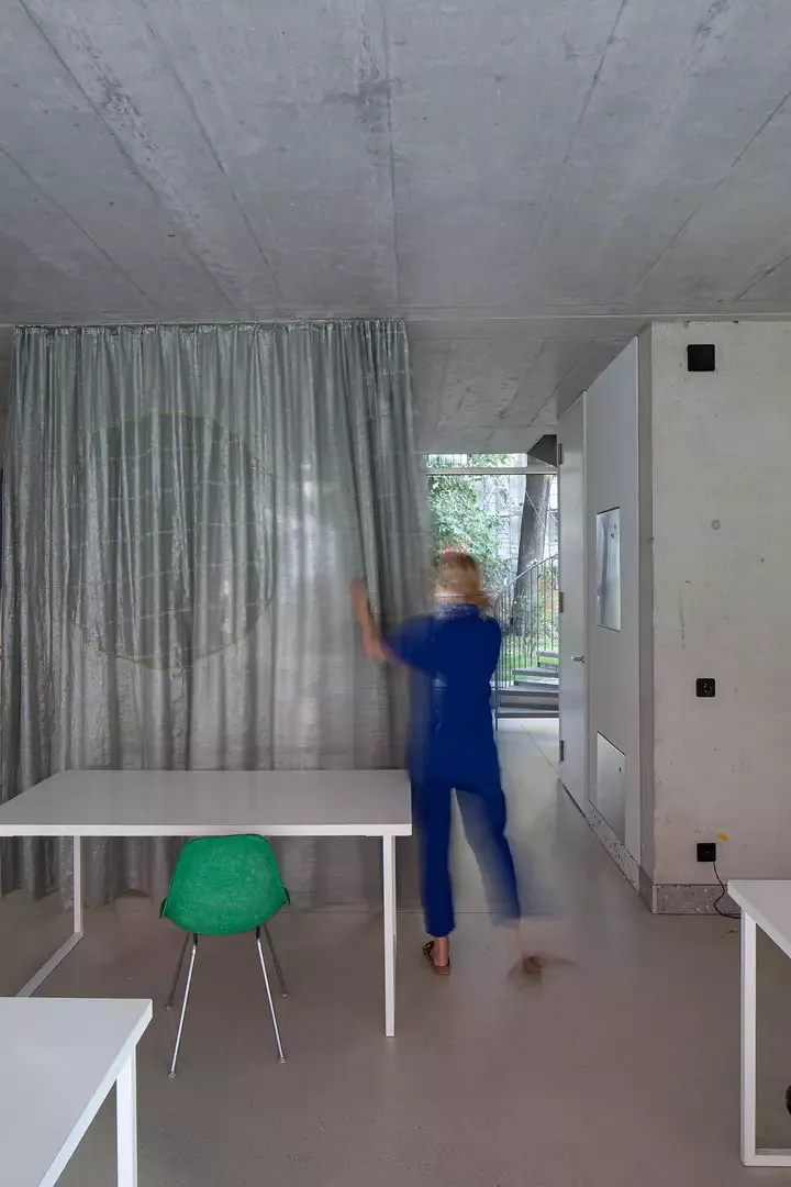 In die Decken der Ateliers wurden Schienen eingelassen. Mit Vorhängen kann  die Küche mit nur  einem Handgriff optisch abgetrennt werden.