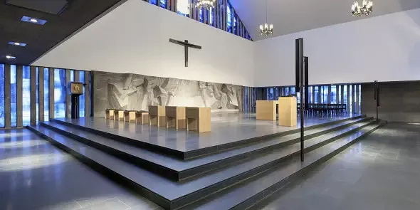 Chorraum mit Altar und Ambo