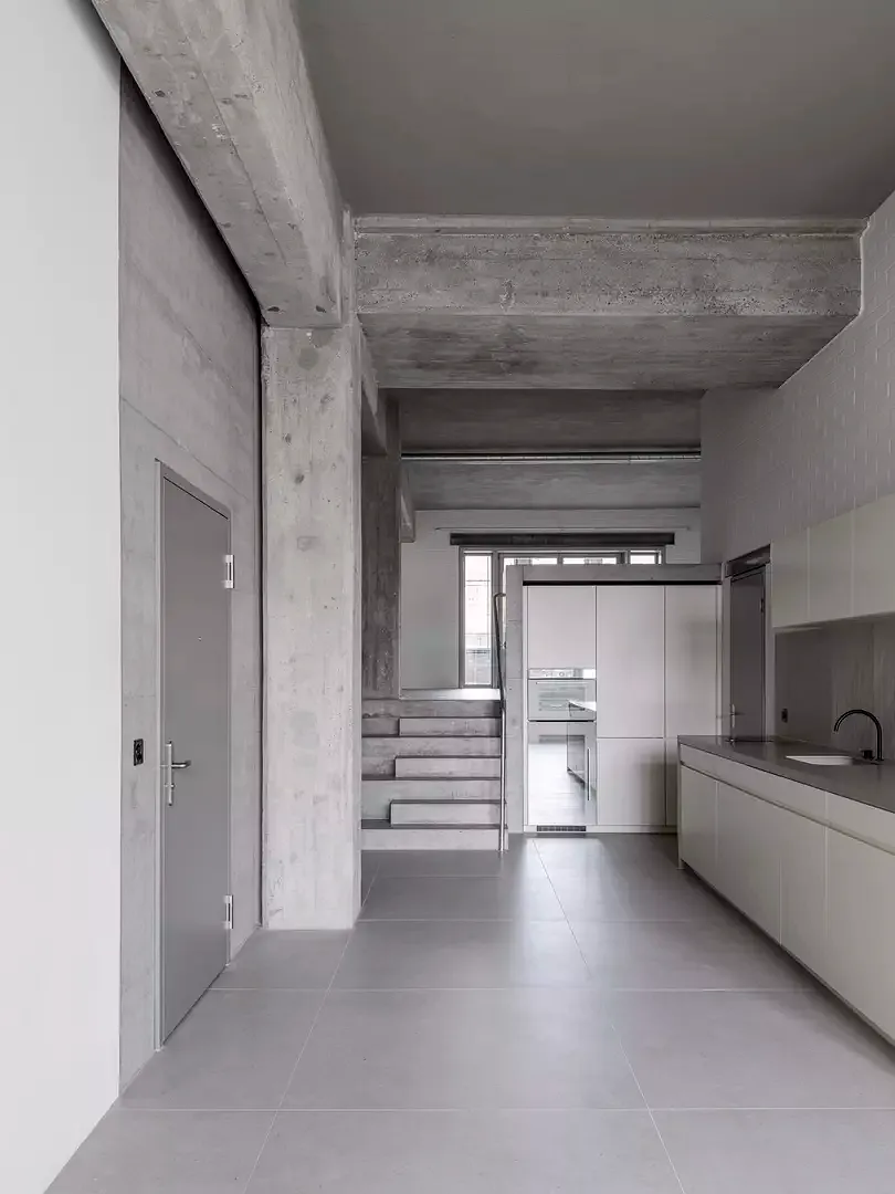 Le travail en coupe fait par  les architectes pour les espaces de grande hauteur est empreint de créativité: salle à manger, chambre à coucher et chambre des enfants allient espace sur double-hauteur et galeries accessibles par escaliers.