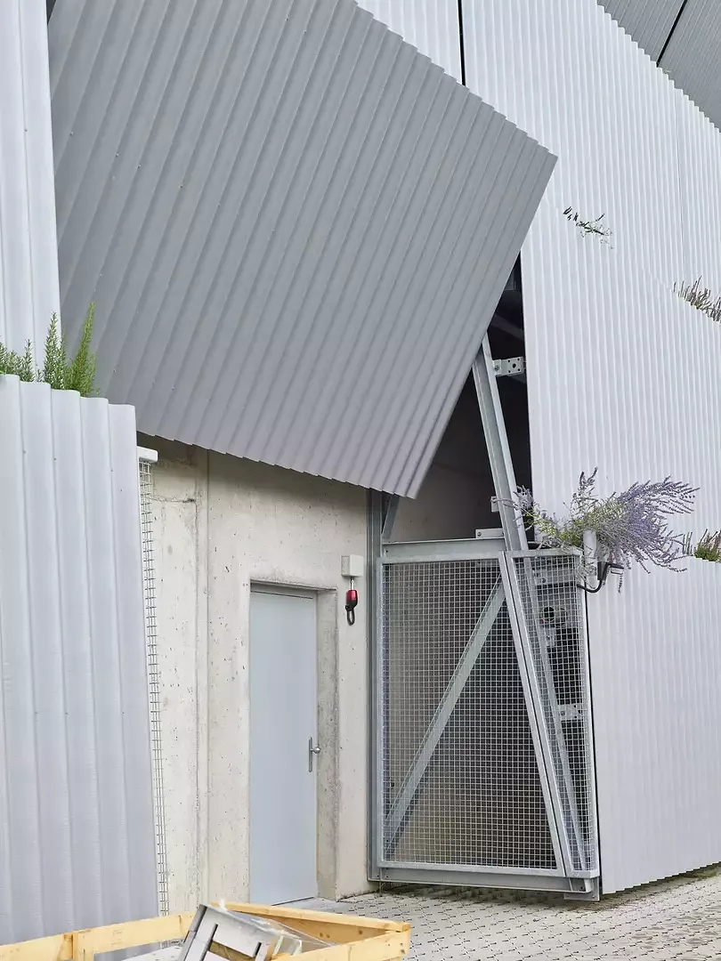 Geometrische und organische Form treffen sich unerwarteten.