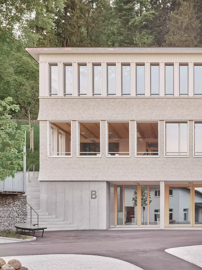 Fassadengliederung als Vermittler zwischen Bestandesbauten