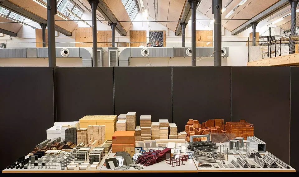 Studio Upcycling: Erster Arbeitsschritt im Entwurfsprozess und Ausgangslage für Neues. Beispiel für ein Bauteilinventar (1:20) des Campusgebäudes der Universität Liechtenstein.