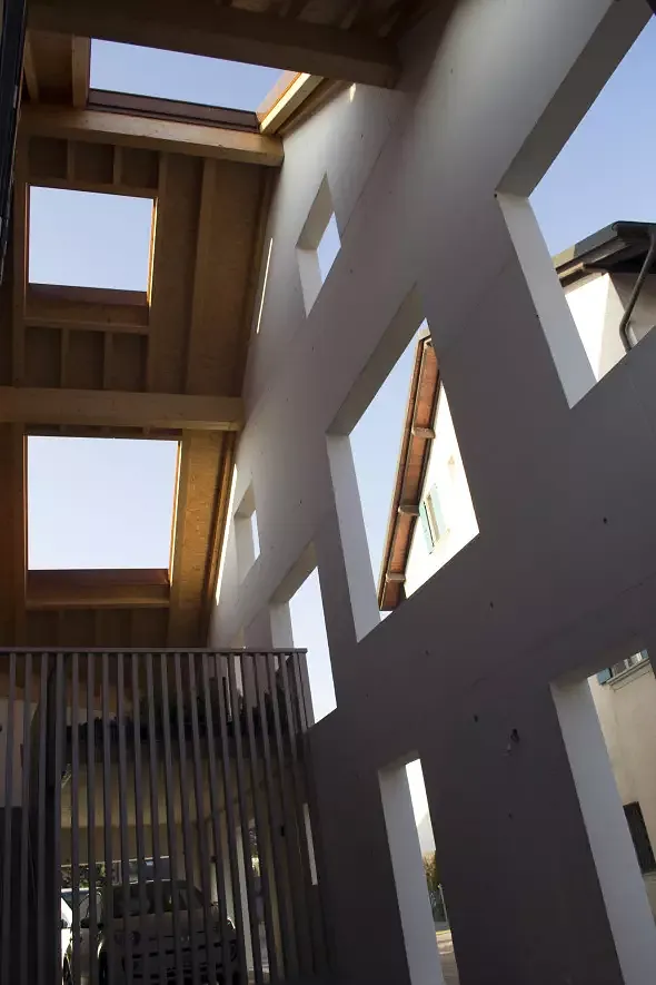 la façade et la toiture sont percés de multiple ouverture. le patio abrite les terrasses et la végétation