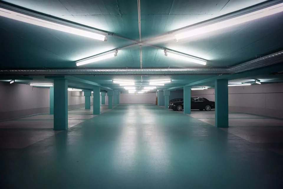 Der mintfarbene Farbton der Tiefgarage steht im Farbkreis genau dem Bordeauxrot  der Treppenhausgeländer gegenüber.