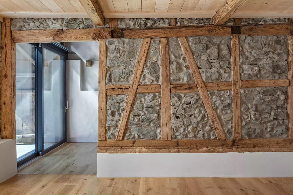 Freiliegendes Fachwerk mit Bruchsteinfüllung im Erdgeschoss.