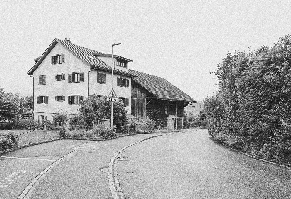 Bestand - dreigeschossiges Wohnhaus und Scheune