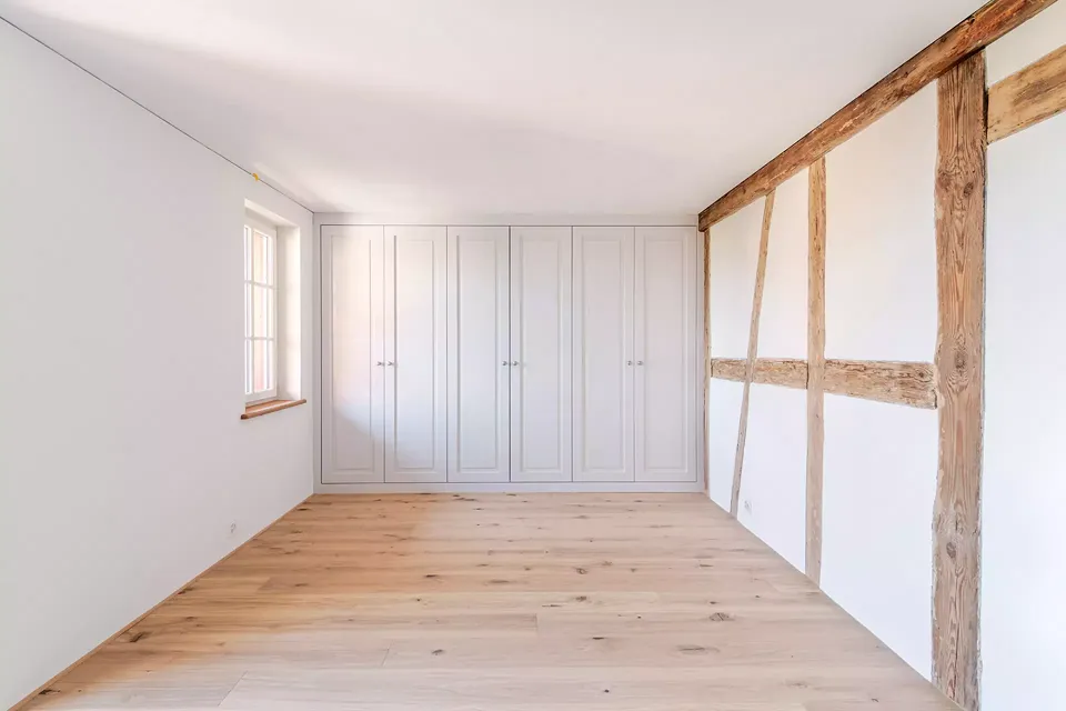 Chambre avec armoire encastrée