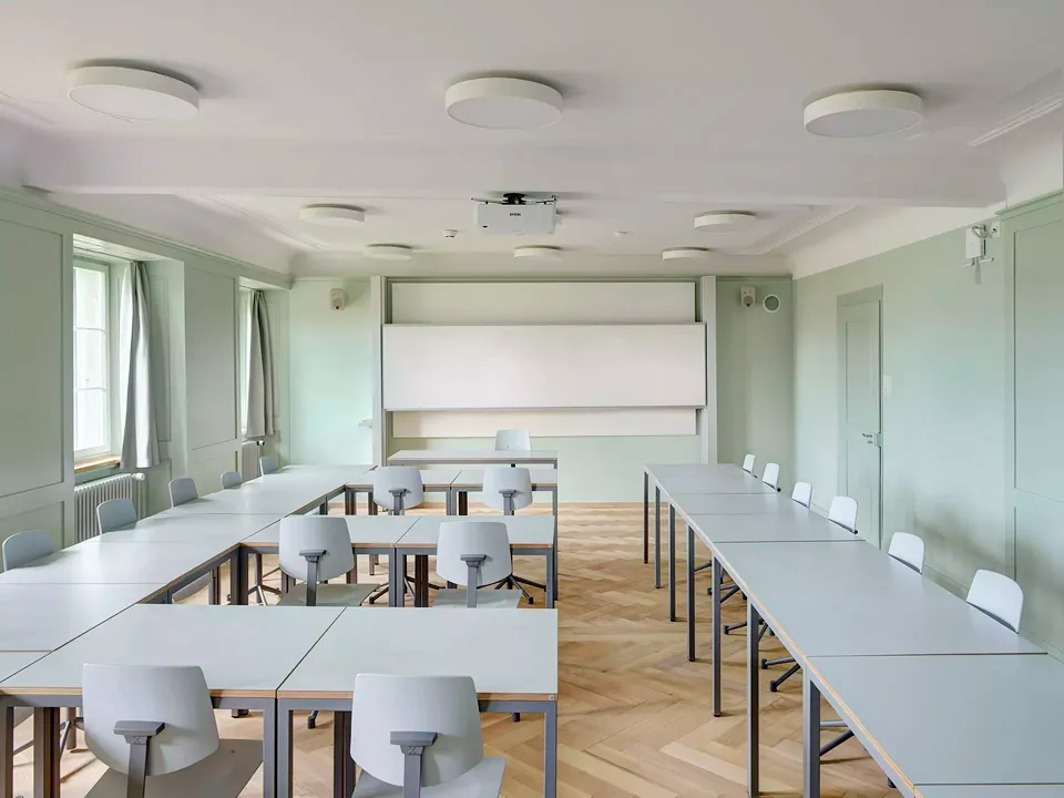 Der Klassenraum entstand  durch die Zusammenlegung  von zwei Räumen der  ehemaligen Hausmeister- wohnung. Er entspricht den heutigen Lehranforderungen.