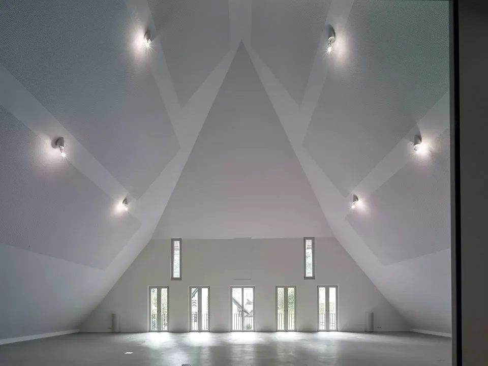 Die eigentliche Herkules-Aufgabe dieses grossartigen Projektes bestand im Ausbau der Inneren des Gebäudes. Es wurde vollständig isoliert und mit Gips ausgekleidet.