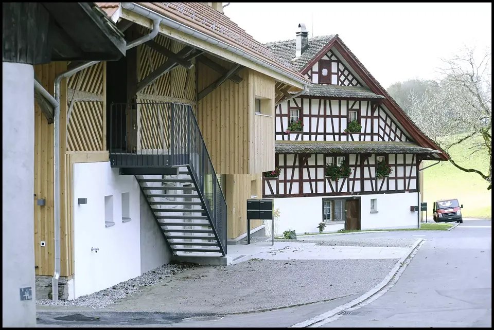 Nordfassade, vor Objekt unter Schutz