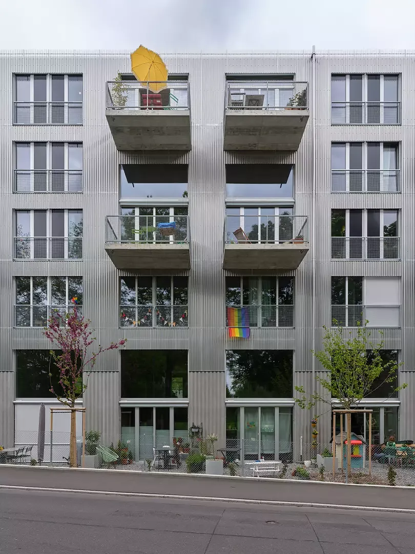 Fassade Flachbau mit Wohnungstypologien