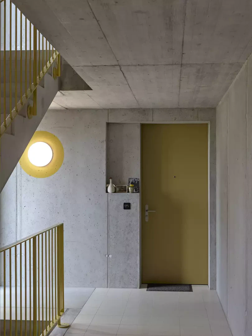 Neben den Wohnungseingängen gibt es kleine Nischen, welche die Mietenden individuell schmücken können.