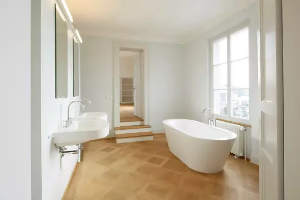 Neues Badezimmer, das stilistisch auf das 19. Jahrhundert verweist.