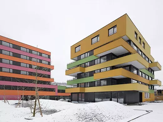 Längsbau mit Punkthaus.