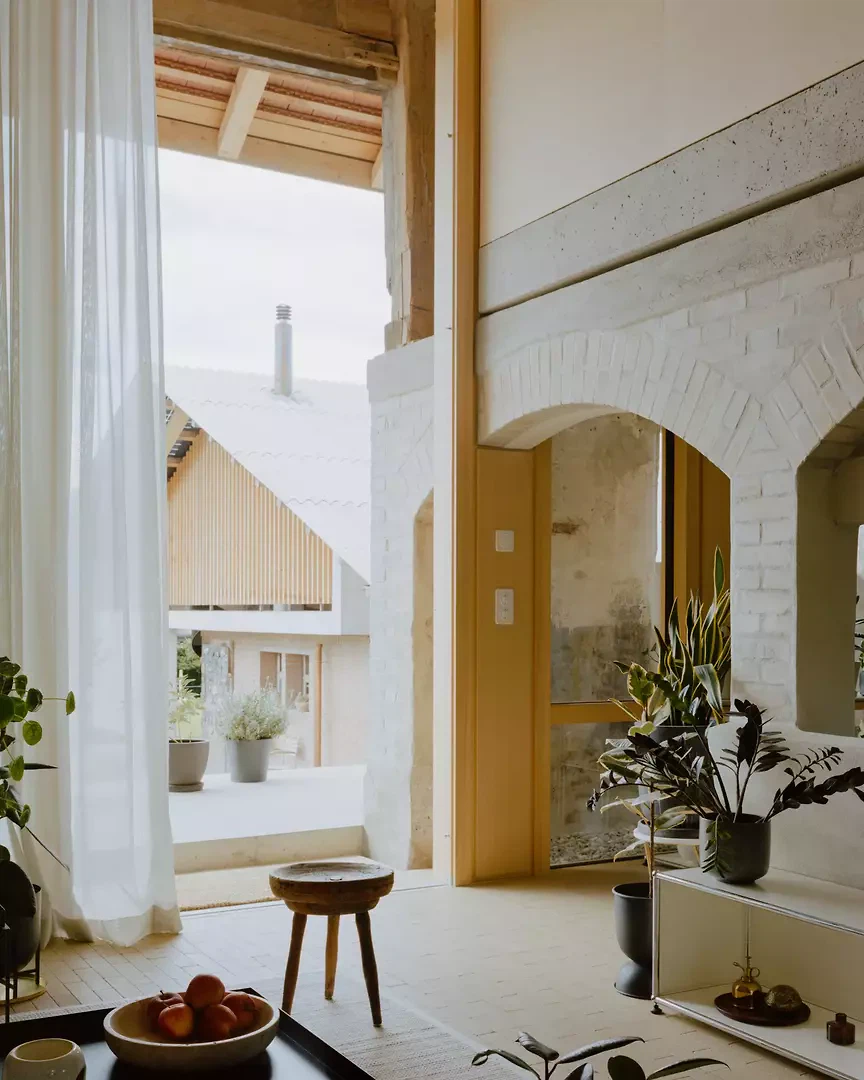 Die abgelöste Geschossdecke lässt eine präzise Fuge entstehen, die den Dialog zwischen Bestand und Neu sichtbar macht.