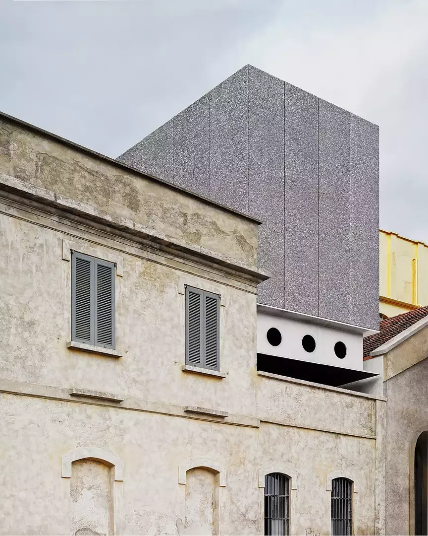 L’accès original, près de l’ancien bâtiment administratif et l’actuel immeuble de bureaux, a été transformé en entrée principale. Cette dernière ouvre la vue sur l’ensemble du site jusqu’à la Torre.