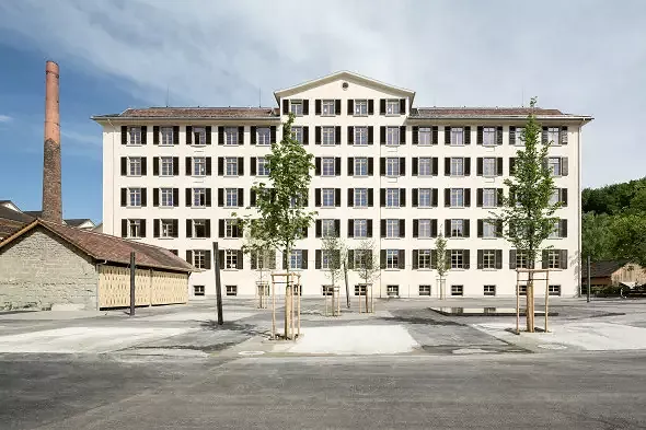Façade ouest avec nouvelle place