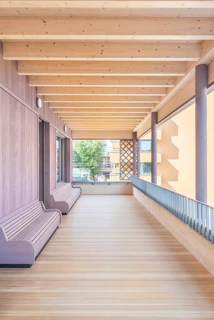 Balkon mit Fassadenbänke