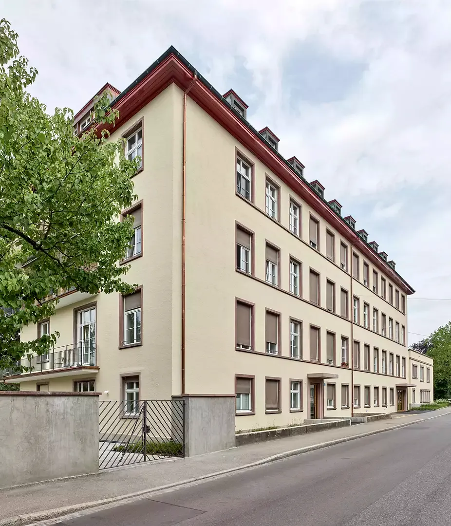 Strassenseite, Zugang zum Park