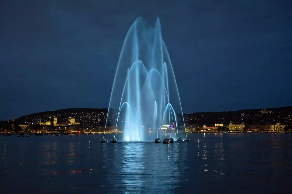 Wasserspiel Aquaretum bei Nacht