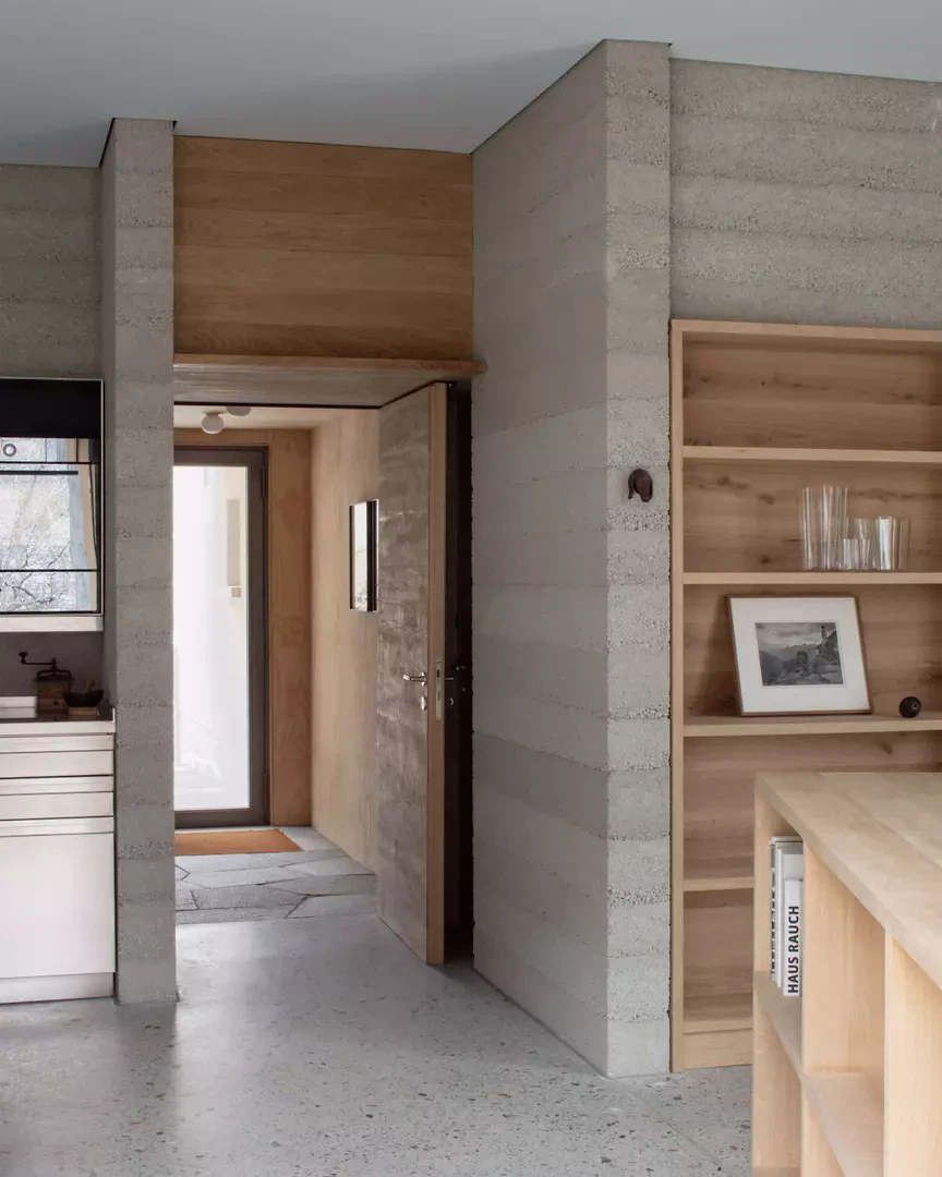 Eingang (Eichenmöbel sägerauh)
