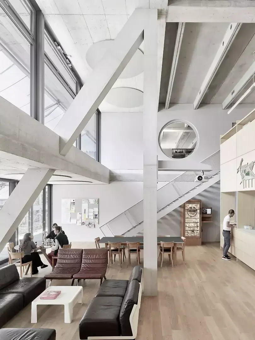 Je nach Lage im Haus wurden grosse Räume mit variierenden Höhen geschaffen, die für Gewerbebauten ungewöhnlich und inspirierend sind.