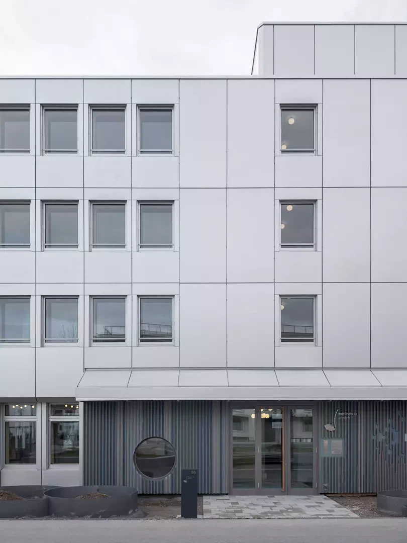 Aussenansicht der Musikschule Reinach mit hinterlüfteter Holzfassade.