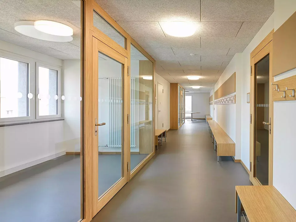 Zone d'accès lumineuse aux salles de classe et aux salles de groupe, aile sud du rez-de-chaussée