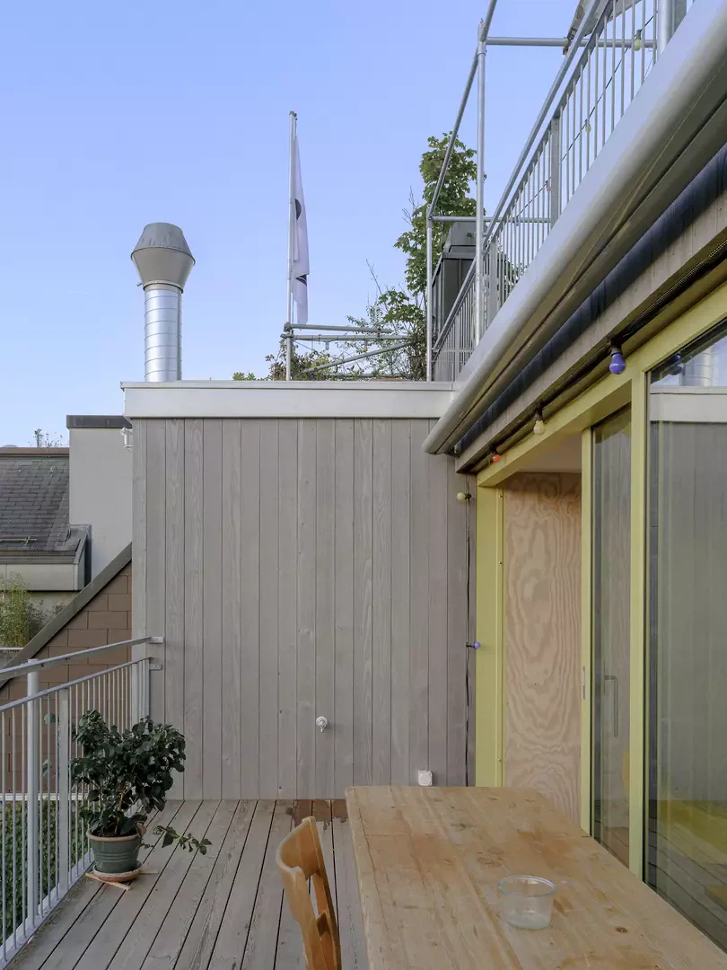 Eine neue Terrasse erweitert den Innenraum