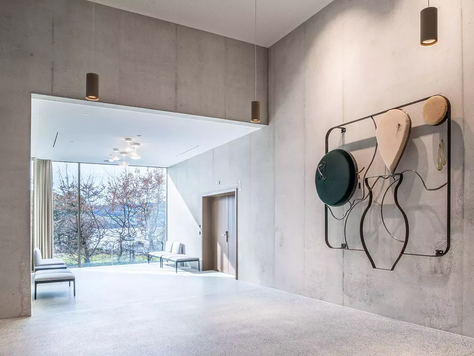 Eingangshalle mit Kunst am Bau