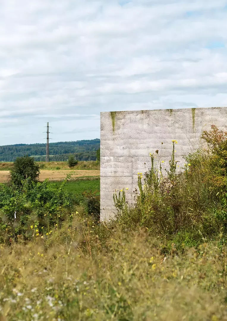 Aussenperspektive Schichtung & Struktur der Stampfbetonwand