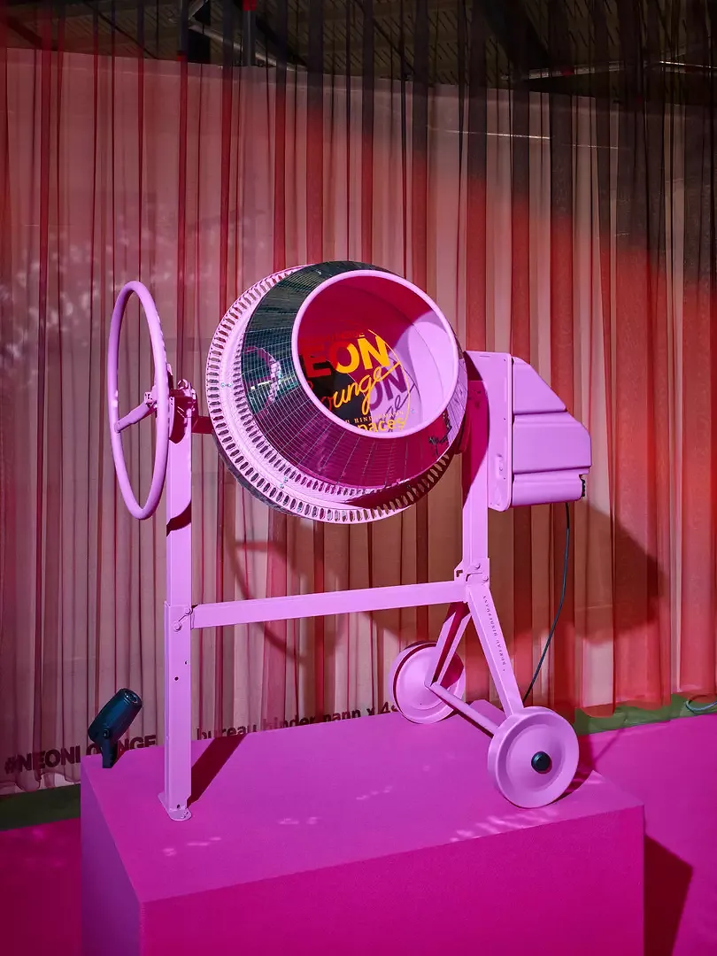 Ein Höhepunkt, ganz im spielerischen Stil von Bureau Hindermann, sind die "disco cement mixer": Die strahlend pinken Zementmischer mit spiegelnder Trommel zelebrieren die mondänen Ready-Mades der Baustelle