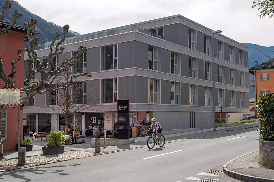 Verwaltungsgebäude und neuer öffentlicher Platz