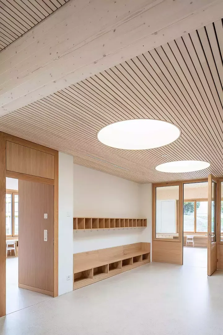 Garderobenzone mit Blick in den Kindergarten- und Gruppenraum