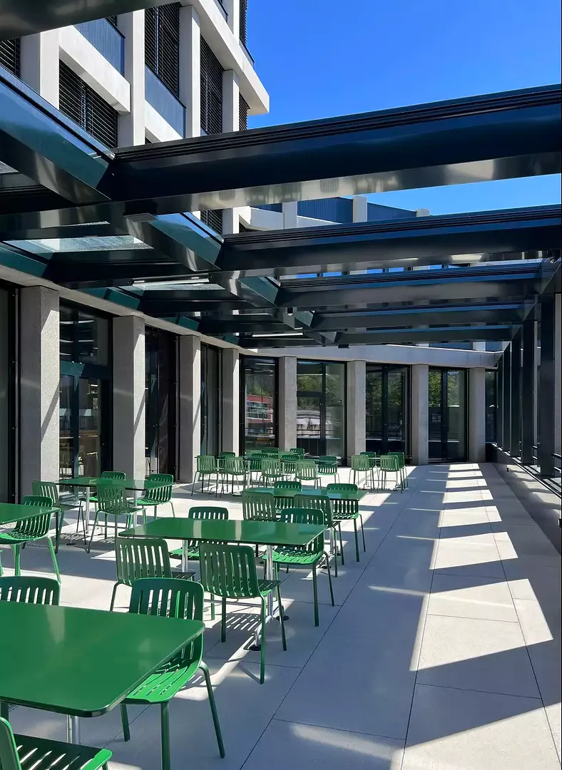 Terrasse der Cafeteria hofseitig nach Süden