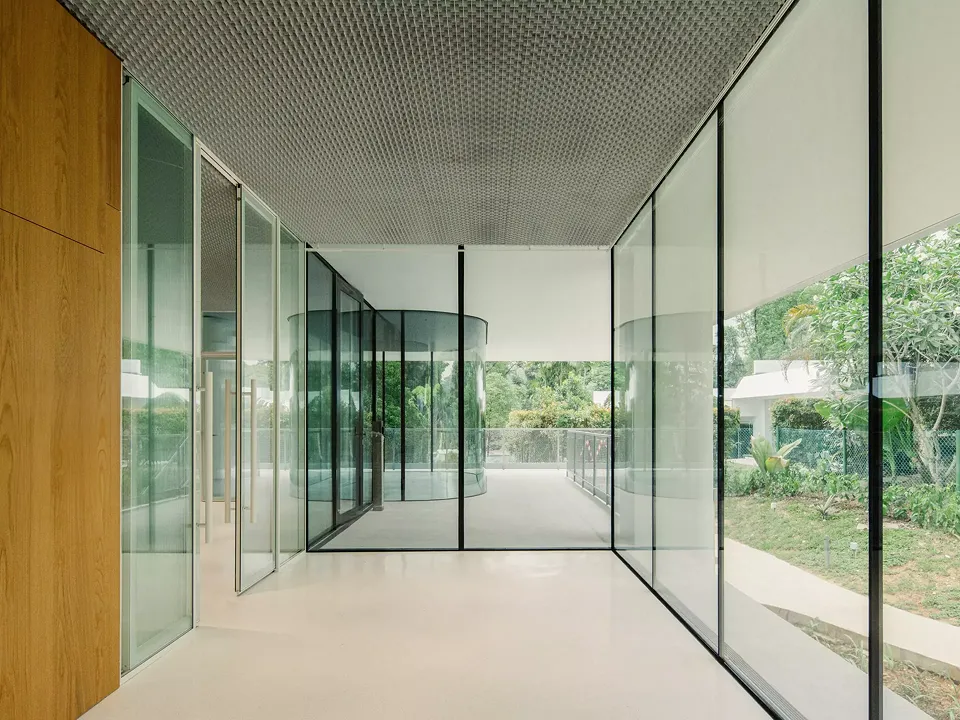 Blick zum Konferenzraum von der Cafeteria aus