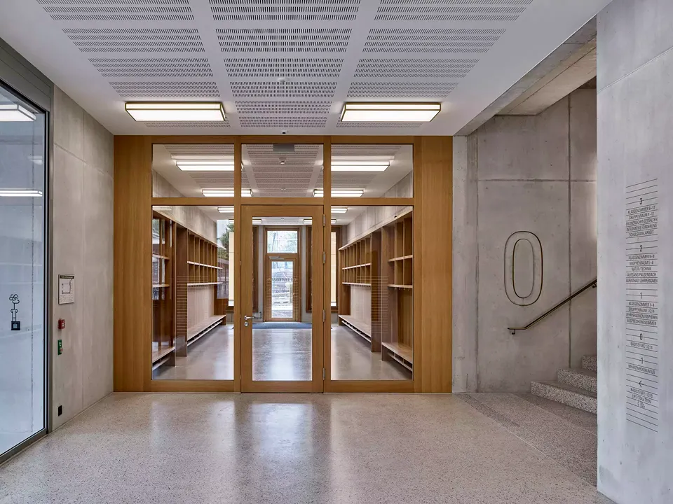 Foyer mit Blick zur Garderobe Basisstufe
