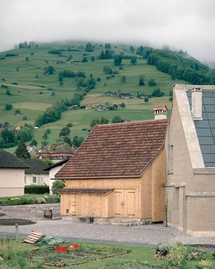 Das Gässlihaus wurde zwar baulich ertüchtigt, zugleich jedoch nur das Nötigste gemacht. Auf das Hinzufügen einer Dämmung (abgesehen von Schafwolle in einigen Ritzen) und fliessendes Wasser wurde verzichtet. 