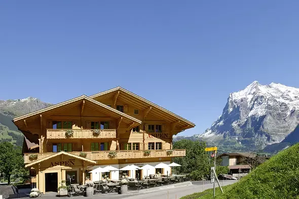 Südseite bestehendes Hotel im neuen Fassadenkleid