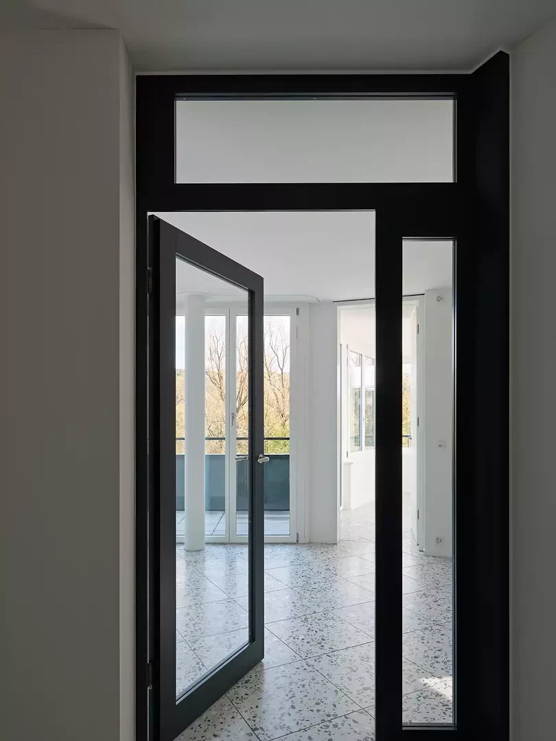 Sämtliche Wohnungen verfügen über ein innenliegendes, abgeschlossenes Entrée, von dem aus die orthogonal geschnittenen Zimmer, die Badezimmer sowie der Wohnraum erschlossen werden.