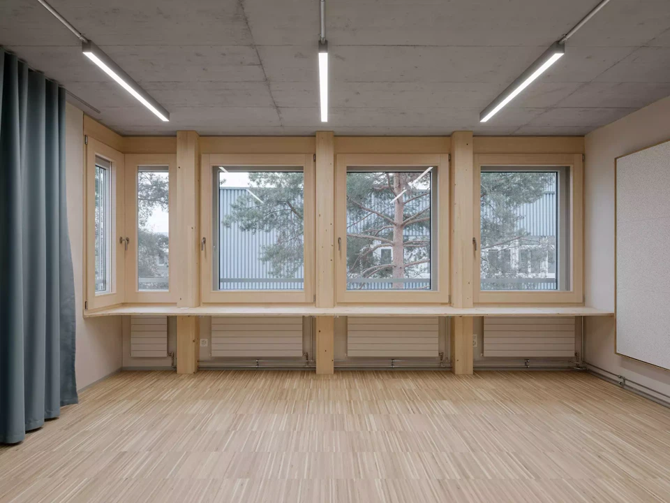 Musikraum im Obergeschoss mit Nadelholzfenstern.